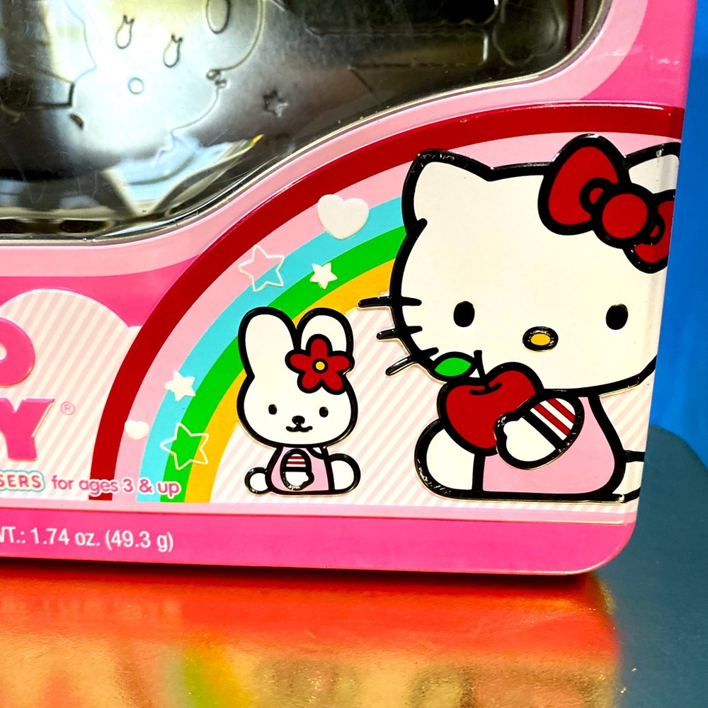 HELLO KITTY 2010 EMBOSSED METAL TOTE w/HANDLE & LATCH PEZ CASE, PLASTIC WINDOW - Picture 3 of 15